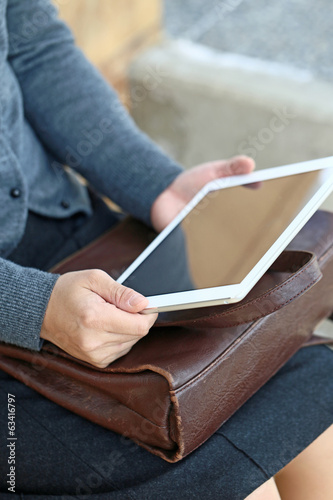 ベンチでタブレット