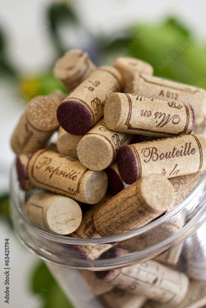Bouchons de bouteilles de vin dans un pot en verre Stock Photo | Adobe Stock