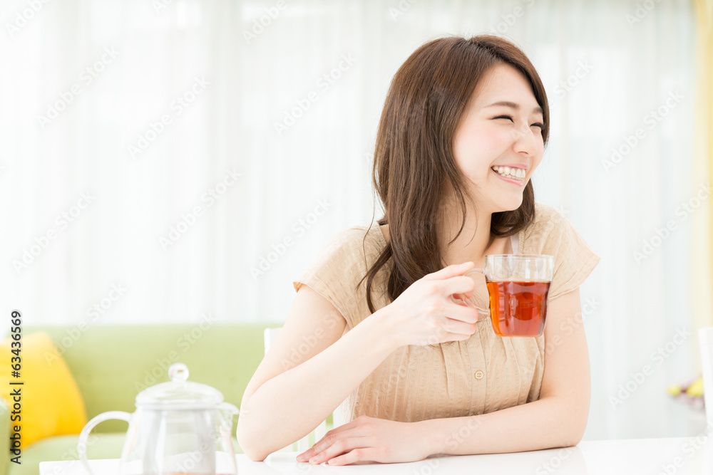 部屋でお茶を飲む女性 部屋でお茶を飲む女性