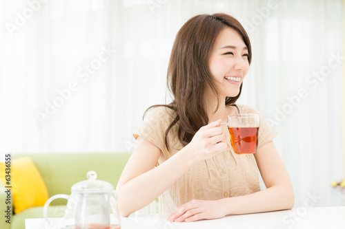 部屋でお茶を飲む女性 photo