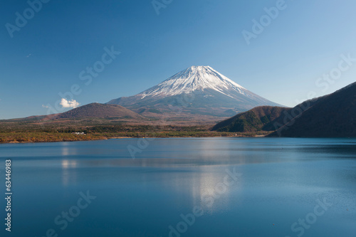 本栖湖からの秋の富士山