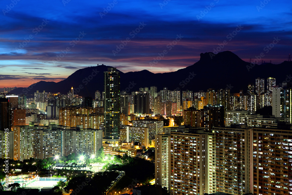 Obraz premium Kowloon cityscape in Kong Kong with lion rock mountain