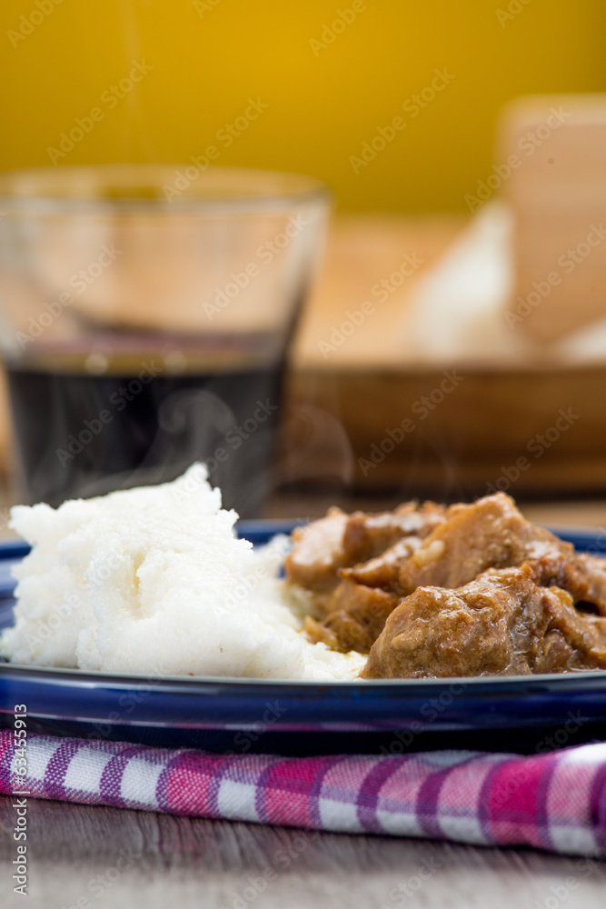 Piatto di baccalà con polenta bianca Piatto di baccalà con polenta bianca
