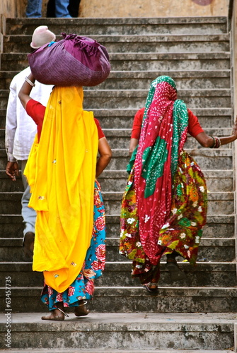 India - Donne in sari al lavoro photo