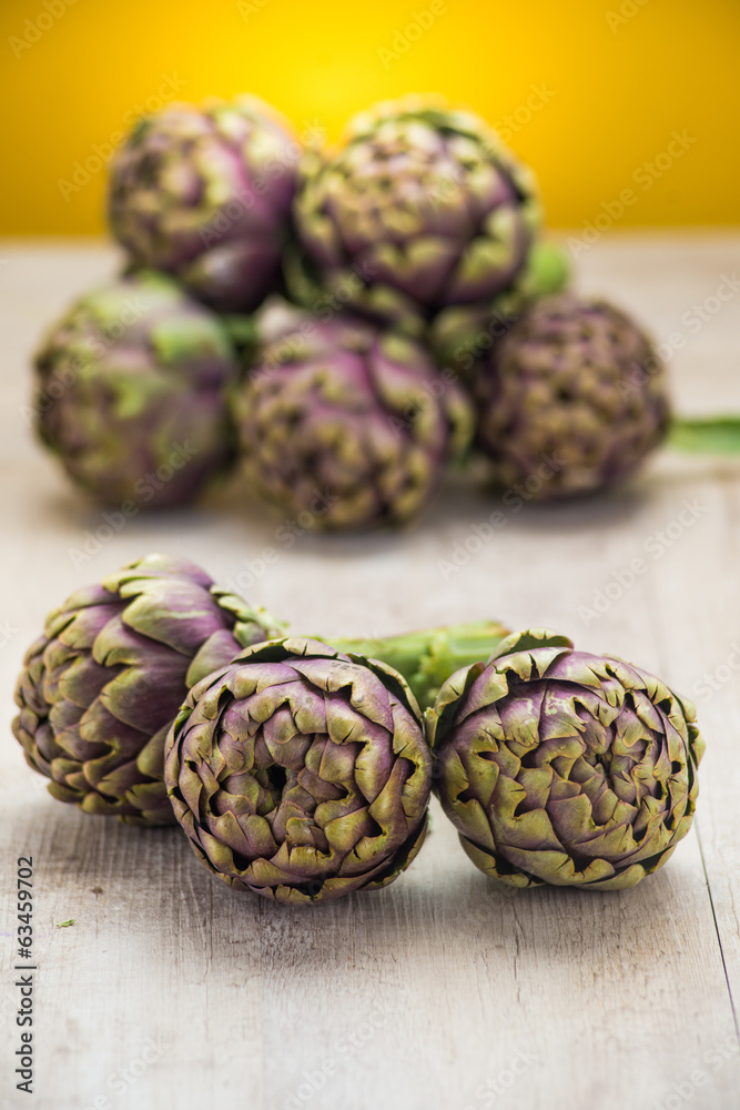 Fototapeta premium Carciofi freschi appoggiati su un tavolo