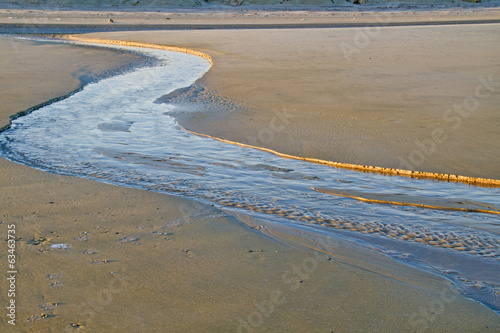Canvas Print Creek on a beach at ebb tide