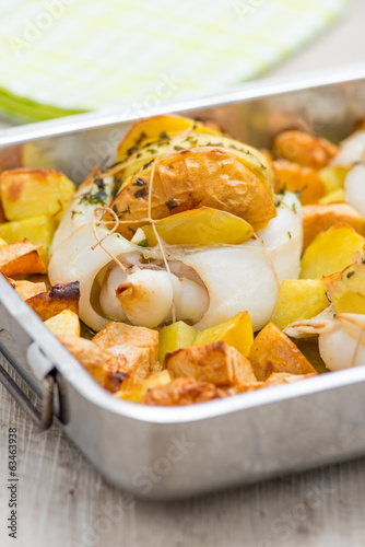 Teglia di seppie ripiene con patate e mele al forno photo