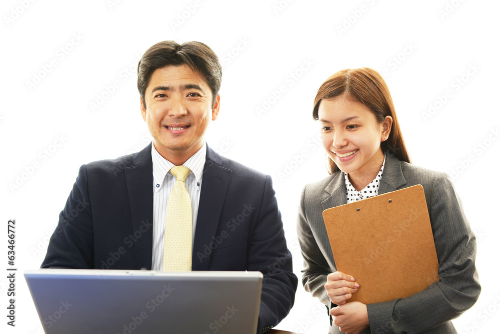 笑顔のビジネスマンとOL