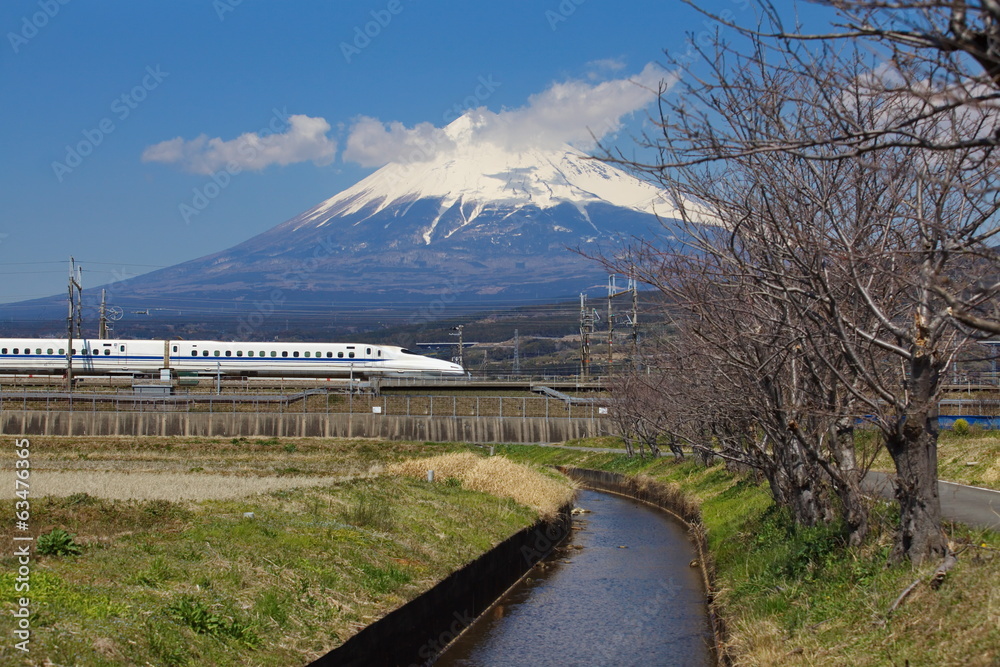 Obraz premium japan bullet train shinkansen and mountain fuji