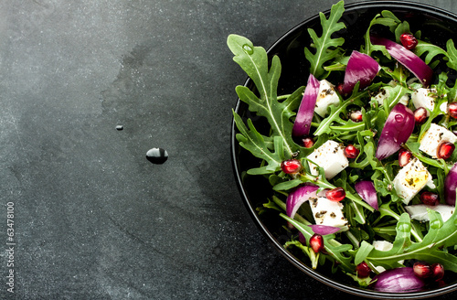 Schilderij op canvas Fresh spring salad with rucola, feta cheese and red onion