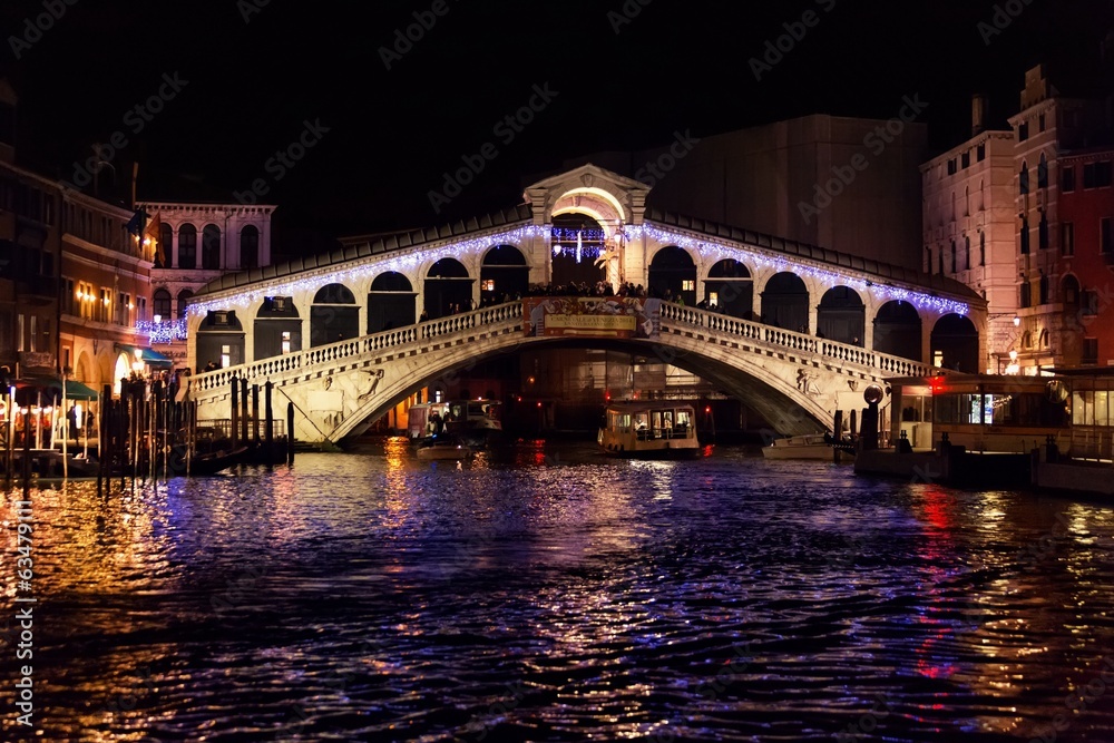 Fototapeta premium Most Rialto w Wenecji - noc