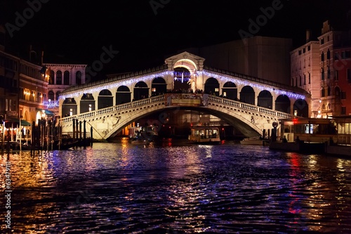 Rialto bridge in venice - night © pitrs