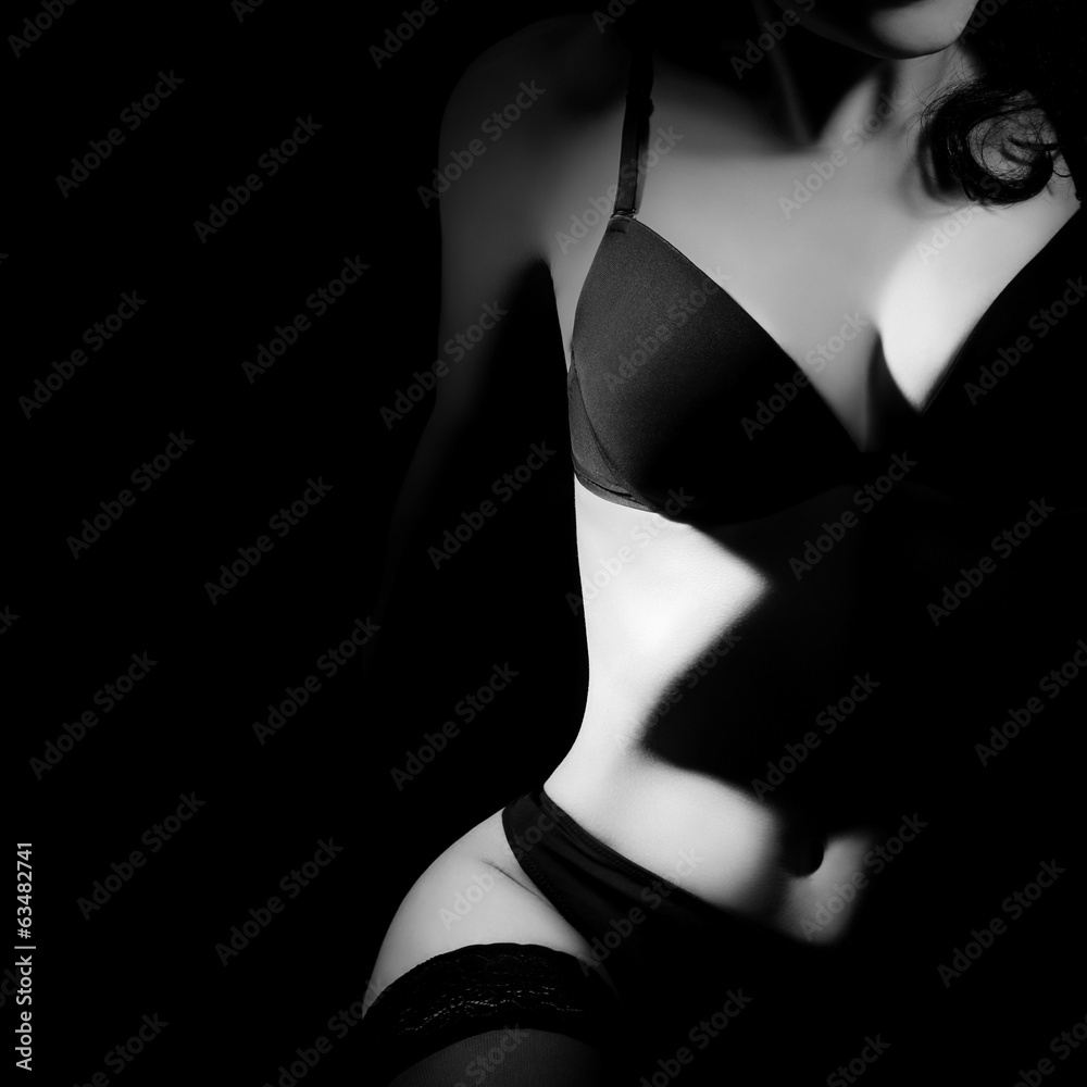 Fototapeta Zmysłowe ciało młodej kobiety w czarnej seksownej bieliźnie