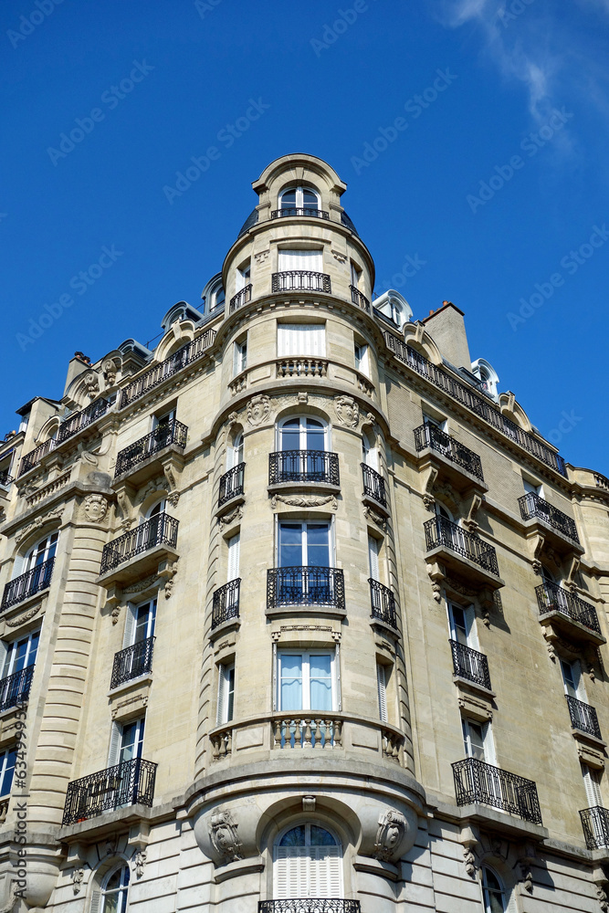 Immeubles parisiens sur fond de ciel bleu