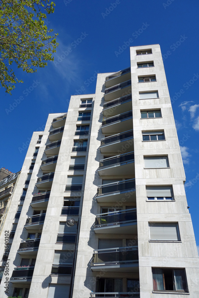 Immeubles parisiens sur fond de ciel bleu Immeubles parisiens sur fond de ciel bleu
