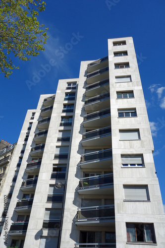 Immeubles parisiens sur fond de ciel bleu