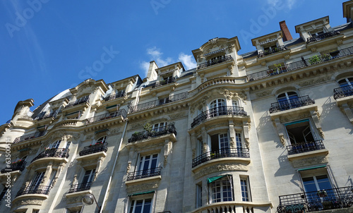 Immeubles parisiens sur fond de ciel bleu photo