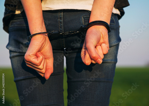 Obraz na płótnie Woman with handcuffed hands w salonie