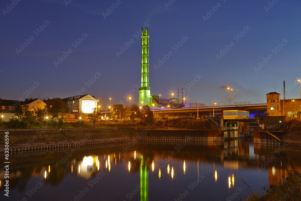 Fototapeta premium Duisburg - Stadtwerketurm am Abend