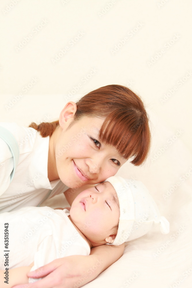 赤ちゃんを寝かしつけるママ 赤ちゃんを寝かしつけるママ