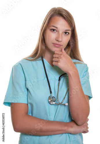 Nachdenkliche Krankenschwester mit blonden Haaren