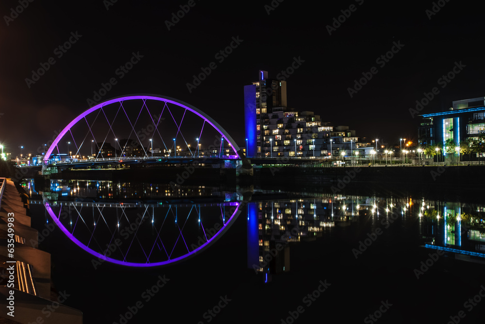 Obraz premium Clyde Arc bridge in Glasgow at night