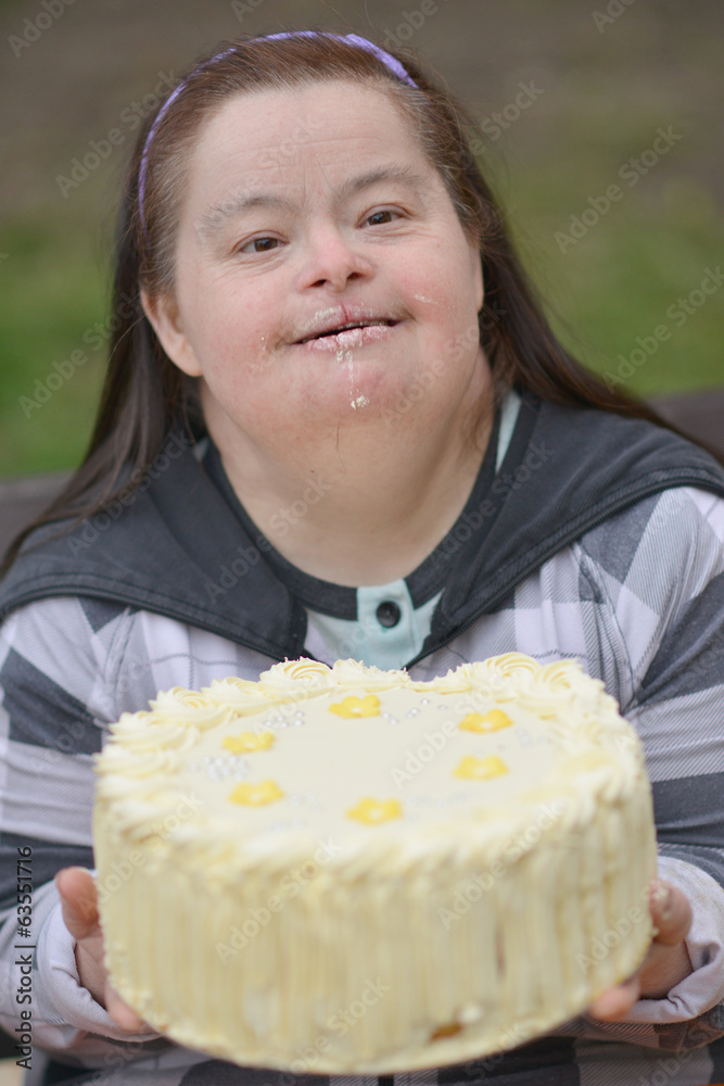 trisomique femme mange un gâteau trisomique femme mange un gâteau