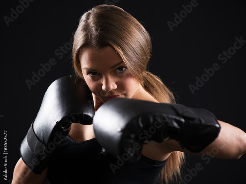 Boxing woman © milanmarkovic78