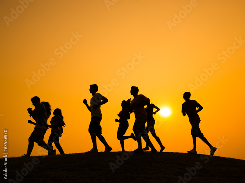 Group of People Running Outdoors © Rawpixel.com