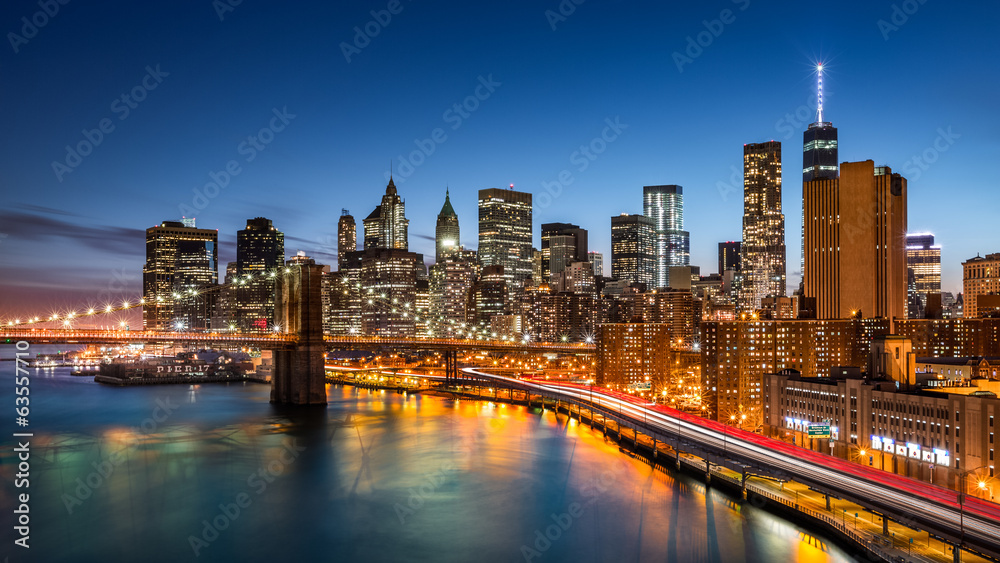 Fototapeta premium Brooklyn Bridge i nowojorska dzielnica finansowa o zmierzchu