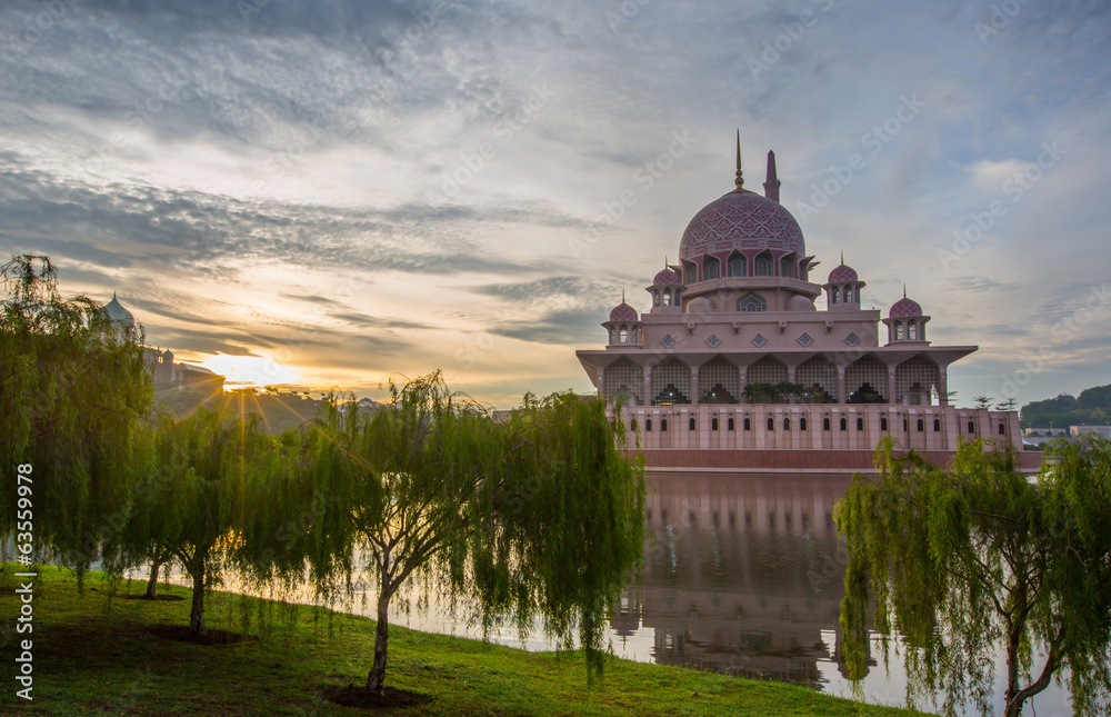 Obraz premium Putra mosque silhouette in Putrajaya, Malaysia