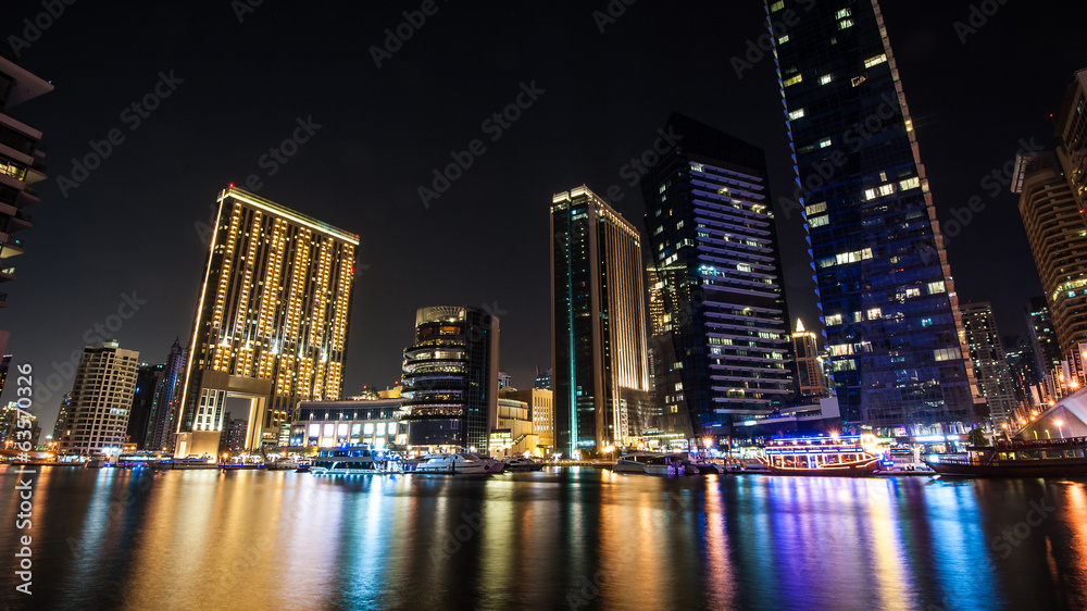 Obraz premium Night view of Dubai Marina, UAE. 