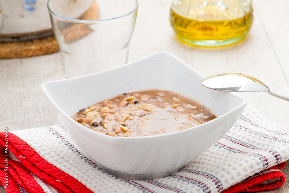 Pasta e fagioli servita in un piatto fondo bianco di ceramica Pasta e fagioli servita in un piatto fondo bianco di ceramica