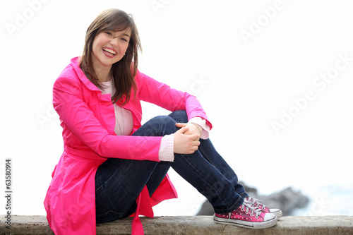 Sorriso di ragazza con giacca fuxia photo