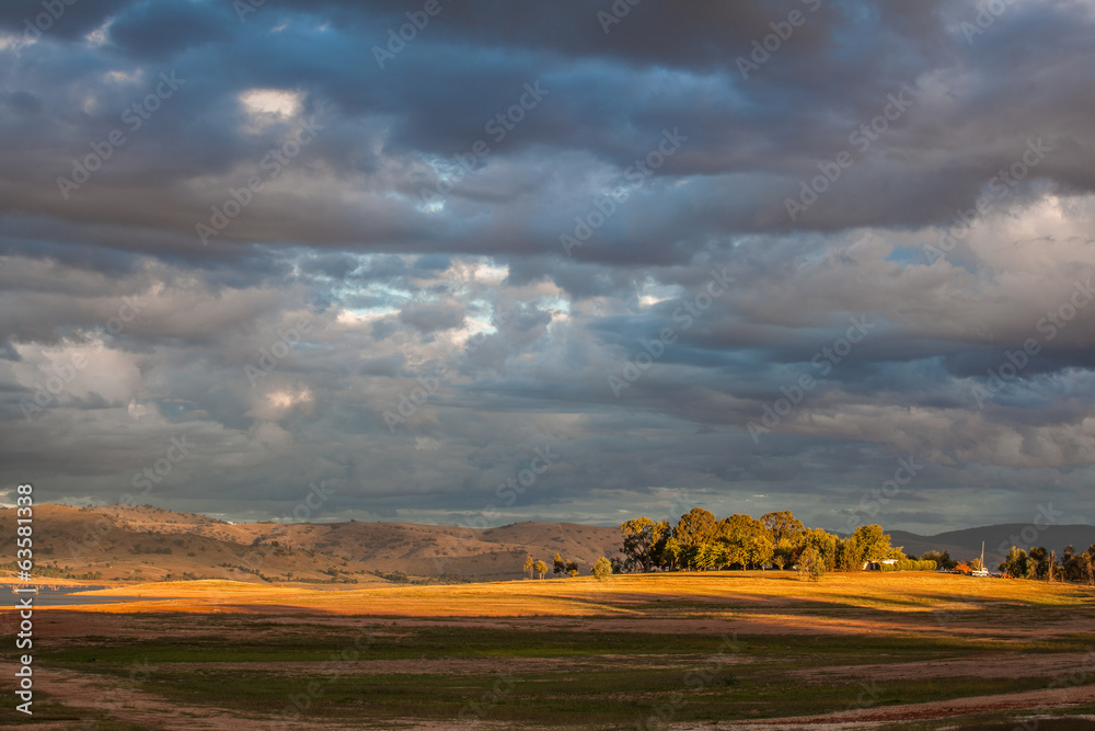 Naklejka premium Hill near Hume Lake in sunset light