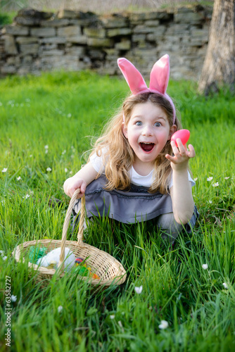Mädchen sucht Ostereier