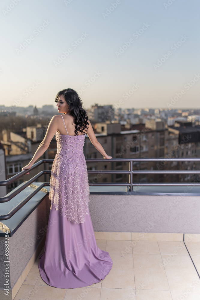 Obraz premium Young woman on the roof