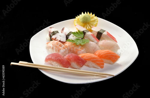 Sushi de atún y salmón crudo,comida japonesa.