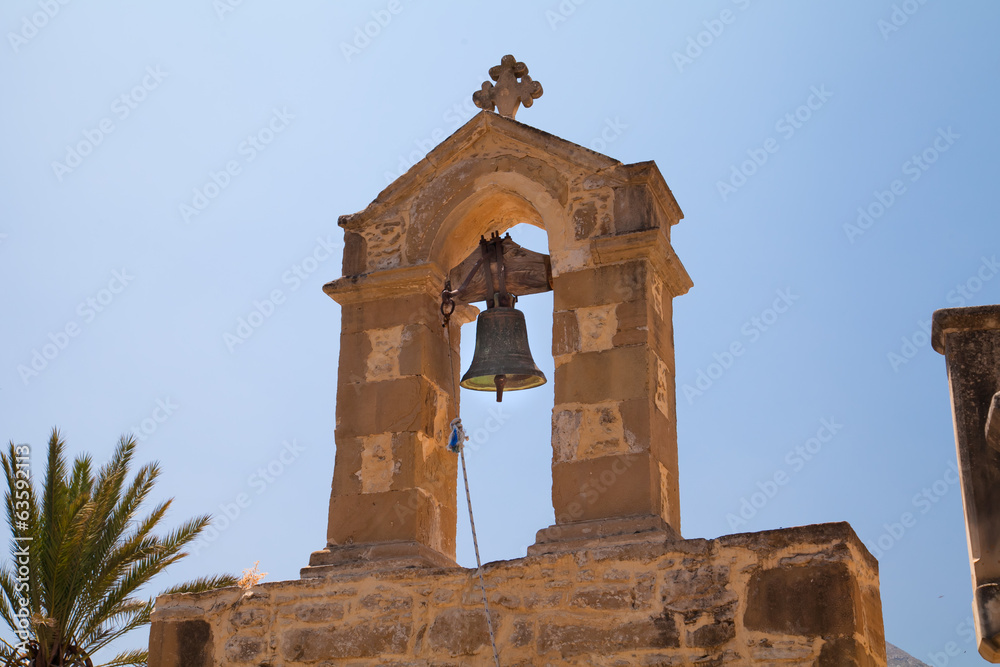 Колокол на старой деревенской церкви. Греция. Крит - obrazy, fototapety, plakaty 