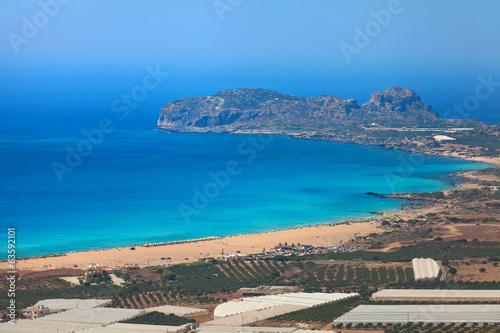 Вид на морской залив с огромным пляжем. Греция. Крит