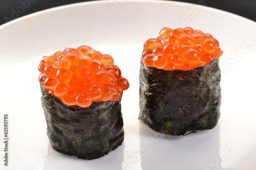 Sushi roll de huevos de salmón,comida japonesa.