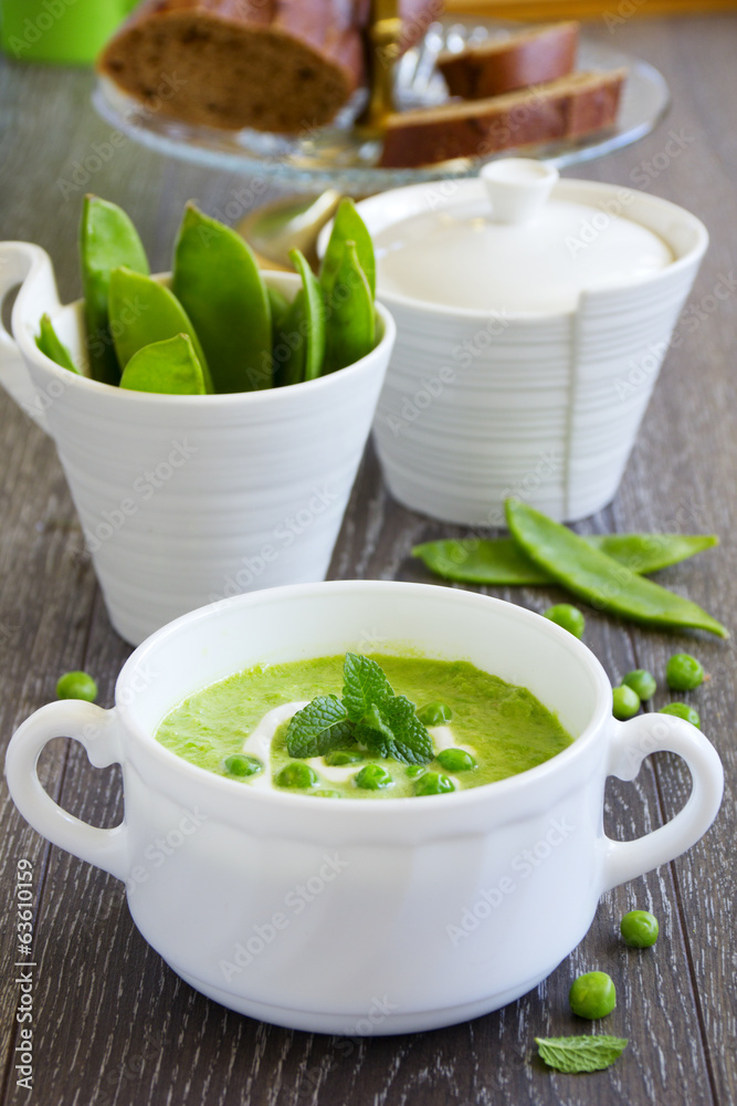 Puree the soup young green peas. Puree the soup young green peas.