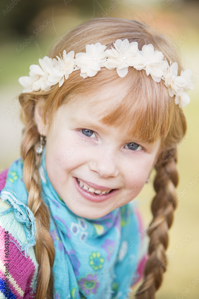 Kleines Mädchen mit langen Haaren lachend Kleines Mädchen mit langen Haaren lachend