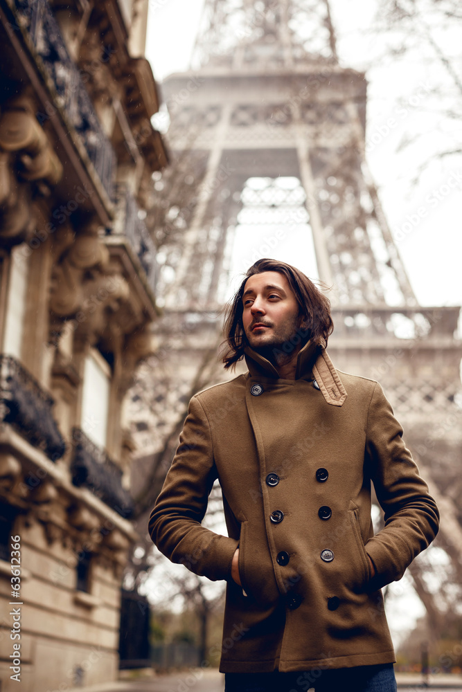 Obraz premium Man posing on Eiffel tower background