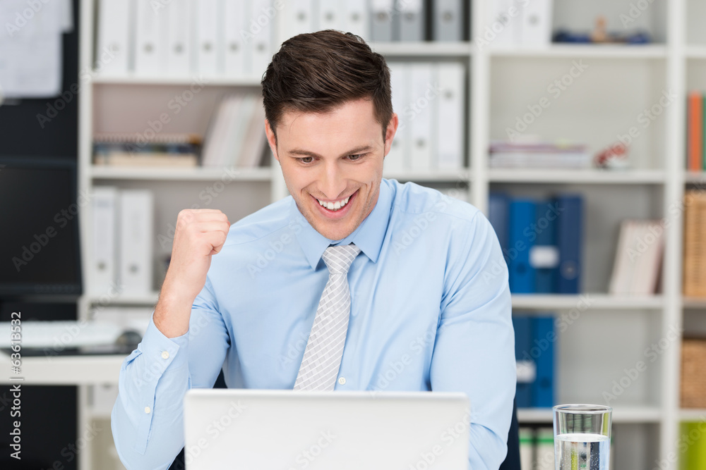 © contrastwerkstatt - begeisterter geschäftsmann ballt die faust