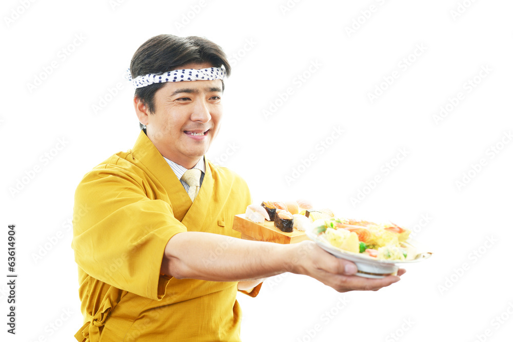 寿司を差し出す笑顔の寿司職人