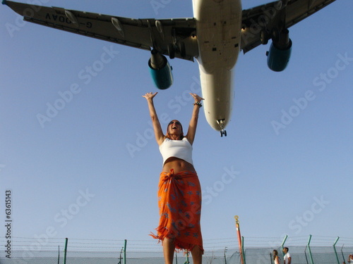 Fotografía Mujer Y Avión Aterrizando