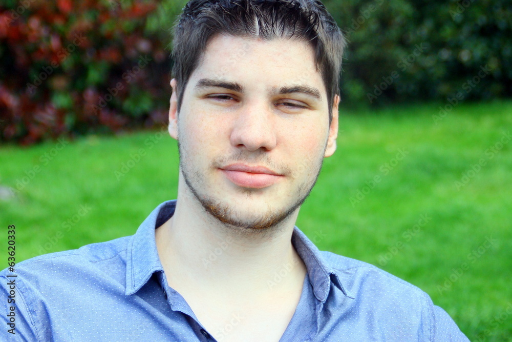 portrait jeune homme, 20 ans , naturel Photos Adobe Stock