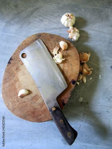 garlic on the wooden cutting bord
