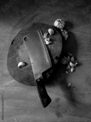 garlic on the wooden cutting bord